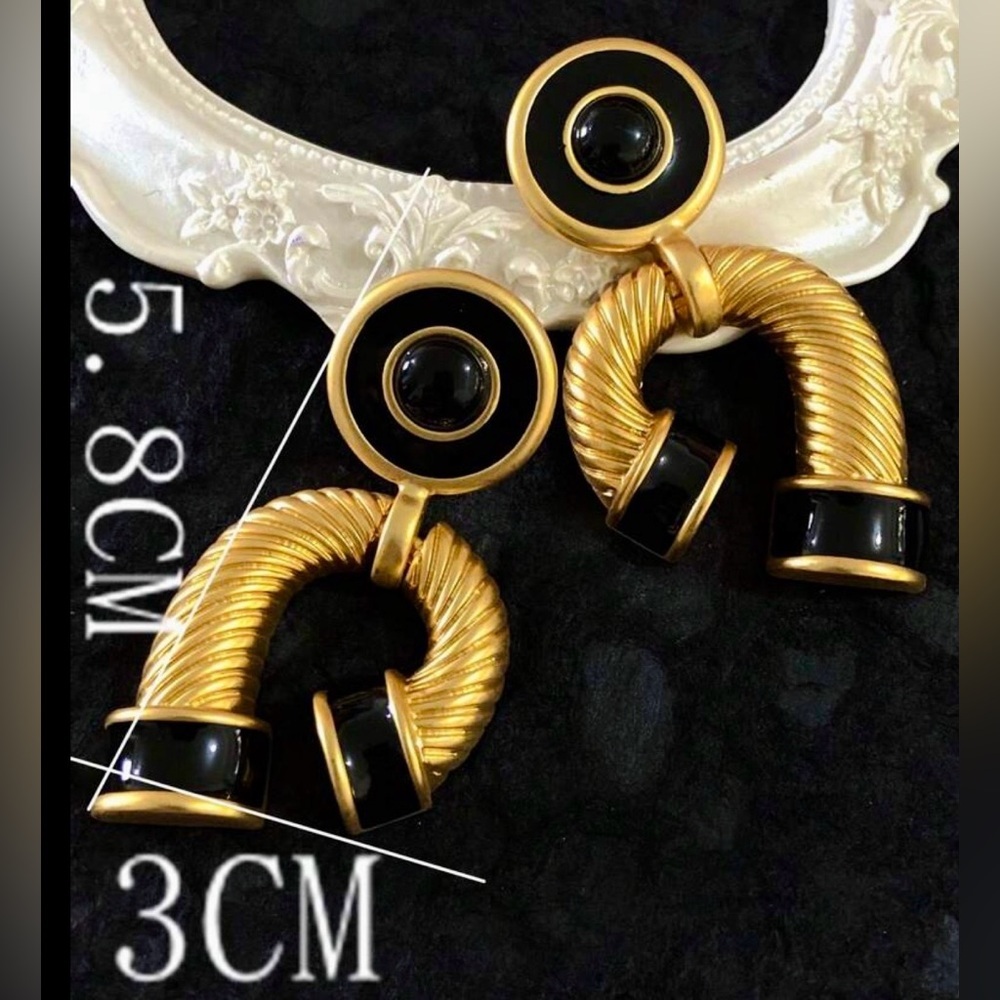 Vintage Black Enamel Lucky Horseshoe Earrings – Elegant Statement Design - Picture 3 of 5